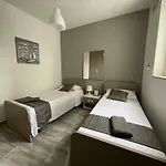 Homestay F10 2, Private Two Single Beds Shared Bathroom In Shared Flat