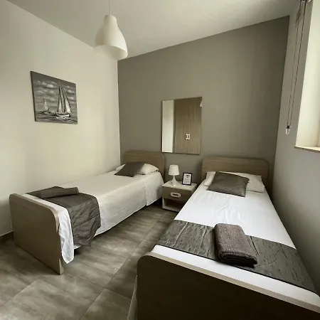 Δωμάτια σε οικογενειακή κατοικία F10 2, Private Two Single Beds Shared Bathroom In Shared Flat