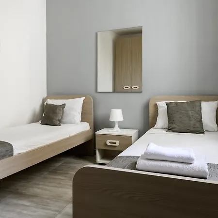 Gazde/Camere de închiriat F10 2, Private Two Single Beds Shared Bathroom In Shared Flat