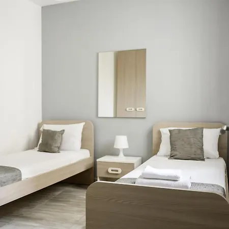 F10 2, Private Two Single Beds Shared Bathroom In Shared Flat