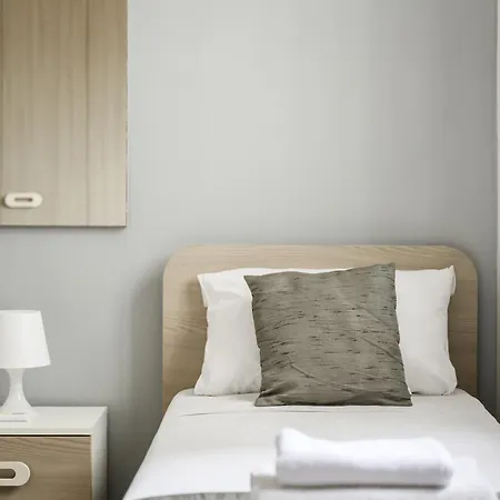 F10 2, Private Two Single Beds Shared Bathroom In Shared Flat Gazde/Camere de închiriat *