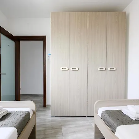 Gazde/Camere de închiriat F10 2, Private Two Single Beds Shared Bathroom In Shared Flat *