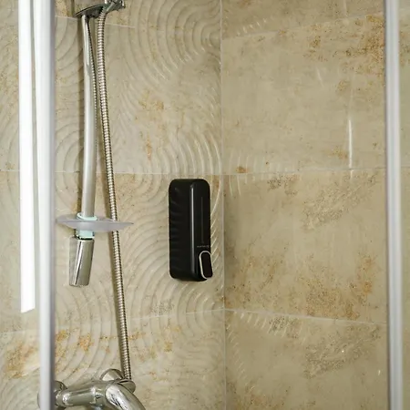 Gazde/Camere de închiriat F10 2, Private Two Single Beds Shared Bathroom In Shared Flat