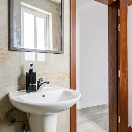 Gazde/Camere de închiriat F10 2, Private Two Single Beds Shared Bathroom In Shared Flat