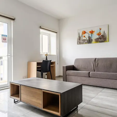 Gazde/Camere de închiriat F10 2, Private Two Single Beds Shared Bathroom In Shared Flat Msida