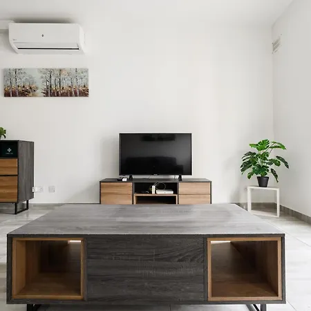 F10 2, Private Two Single Beds Shared Bathroom In Shared Flat Homestay