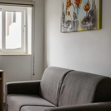 Gazde/Camere de închiriat F10 2, Private Two Single Beds Shared Bathroom In Shared Flat *