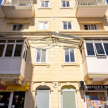 Gazde/Camere de închiriat F10 2, Private Two Single Beds Shared Bathroom In Shared Flat