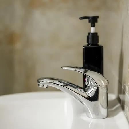 Gazde/Camere de închiriat F10 2, Private Two Single Beds Shared Bathroom In Shared Flat
